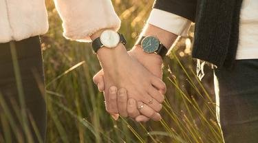 Foto. Ilustrasi genggaman tangan pasangan keluarga