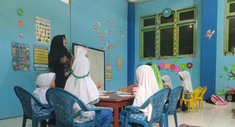Salah seorang pengajar di TK ABA 1 Wagom menyampaikan materi pembelajaran