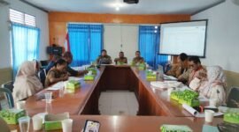 pertemuan evaluasi Pokja 3 yang dihadiri OPD Dinas Perkebunan, Dinas Kelautan dan Perikanan, Dinas Pemberdayaan Masyarakat Kampung (DPMK), Dinas Perindustrian dan Perdagangan (Perindag), Dinas Pertanian, serta Dinas Penanaman Modal dan Pelayanan Terpadu Satu Pintu (PTSP), dan Yayasan Kaleka dengan tujuan untuk meninjau perkembangan tiga tematik utama, yaitu Minapolitan, komoditas pala, dan ekowisata. (Dok. Disbun Fakfak)