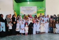 Santri TPA Al Mahdi bersama Wali Santri dan Tim Pengajar berfoto dalam Launching TPA Al Mahdi Fakfak, yang terletak tepat dibelakang RTH Ma'ruf Amin (Dok. sulsel.tagarutama.com)