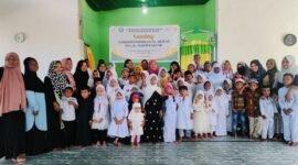 Santri TPA Al Mahdi bersama Wali Santri dan Tim Pengajar berfoto dalam Launching TPA Al Mahdi Fakfak, yang terletak tepat dibelakang RTH Ma'ruf Amin (Dok. sulsel.tagarutama.com)