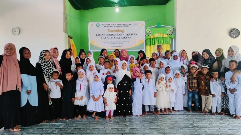 Santri TPA Al Mahdi bersama Wali Santri dan Tim Pengajar berfoto dalam Launching TPA Al Mahdi Fakfak, yang terletak tepat dibelakang RTH Ma'ruf Amin (Dok. sulsel.tagarutama.com)
