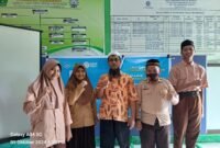 Kepala Sekolah MTs Tahfidzul Qur'an Muhammadiyah Fakfak ustadz Ramdan foto bersama Siswa dan siswa MTs Tahfidzul Qur'an Muhammadiyah Fakfak yang mengikuti kompetisi Olimpiade Bahasa Arab yang diselenggarakan oleh Forum Musyawarah Guru Mata Pelajaran (MGMP) Bahasa Arab seluruh Indonesia(Dok. sulsel.tagarutama.com)