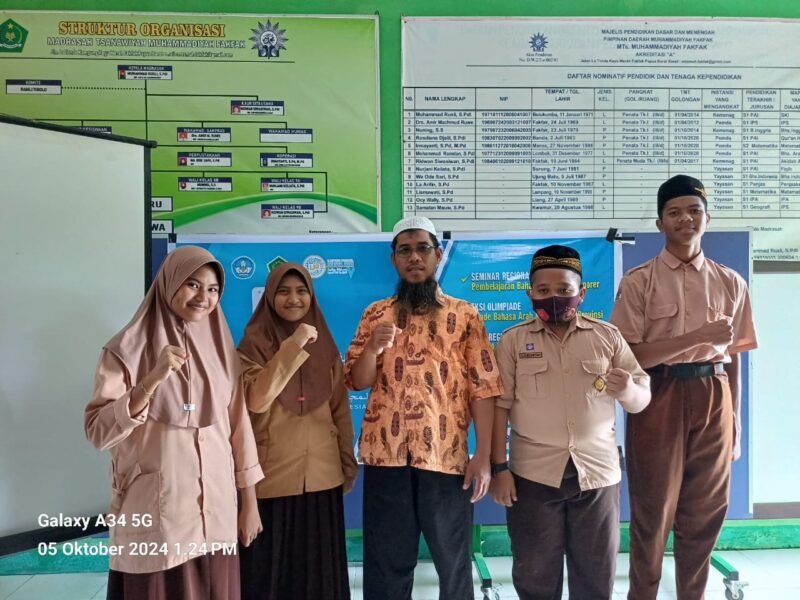 Kepala Sekolah MTs Tahfidzul Qur'an Muhammadiyah Fakfak ustadz Ramdan foto bersama Siswa dan siswa MTs Tahfidzul Qur'an Muhammadiyah Fakfak yang mengikuti kompetisi Olimpiade Bahasa Arab yang diselenggarakan oleh Forum Musyawarah Guru Mata Pelajaran (MGMP) Bahasa Arab seluruh Indonesia(Dok. sulsel.tagarutama.com)
