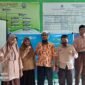 Kepala Sekolah MTs Tahfidzul Qur'an Muhammadiyah Fakfak ustadz Ramdan foto bersama Siswa dan siswa MTs Tahfidzul Qur'an Muhammadiyah Fakfak yang mengikuti kompetisi Olimpiade Bahasa Arab yang diselenggarakan oleh Forum Musyawarah Guru Mata Pelajaran (MGMP) Bahasa Arab seluruh Indonesia(Dok. sulsel.tagarutama.com)