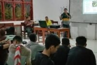 Syaiful Bahri Alkatiri,S.Hut
Kasie Pengamatan dan peramalan OPT dinas perkebunan memberikan bimbingan kepada Siswa-siswi yang tergabung dalam Ekstrakurikuler KIR SMA Negeri 1 Fakfak (Dok. Disbun Fakfak)