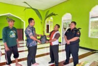 Kepala KPPN Fakfak, Samsudin, S.AP, M.M. bersama Abdul Jalil Karoror, SP., MM Kabid Pengolahan dan Pemasaran Hasil Perkebunan Dinas Perkebunan Fakfak menyerahkan Sejumlah pohon tanaman perkebunan produktif kepada perwakilan Pondok Pesantren Hidayatullah Fakfak dalam rangka bakti sosial memperingati memperingati Hari Oeang Republik Indonesia (HORI) yang ke-78 (Dok. Disbun Fakfak)