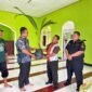Kepala KPPN Fakfak, Samsudin, S.AP, M.M. bersama Abdul Jalil Karoror, SP., MM Kabid Pengolahan dan Pemasaran Hasil Perkebunan Dinas Perkebunan Fakfak menyerahkan Sejumlah pohon tanaman perkebunan produktif kepada perwakilan Pondok Pesantren Hidayatullah Fakfak dalam rangka bakti sosial memperingati memperingati Hari Oeang Republik Indonesia (HORI) yang ke-78 (Dok. Disbun Fakfak)