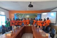 25 orang yang mengatasnamakan diri mereka sebagai Regu Brigade Pengendalian Organisme Pengganggu Tumbuhan (OPT) dari 7 Kampung yang memiliki tugas melindungi tanaman pala dari serangan hama dan serta memastikan keberlanjutan produksi pala sebagai komoditas unggulan daerah Fakfak