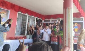 Turut hadir Bapak Samaun Dahlan Calon Bupati Fakfak Nomor urut 2 di acara syukuran atas terpilihnya Haji Saleh Siknun sebagai Anggota DPR Propinsi Papua Barat dapil Fakfak, bertepatan pula dengan hari ulang tahun yang ke 56 bapak Samaun Dahlan. (Dok. sulsel.tagarutama.com)