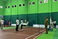Asisten II Bidang Perekonomian, Aroby Hindom, S.Sos., M.Si., resmi membuka Event Bulu Tangkis Bupati Cup V yang dilaksanakan Selasa (5/11/2024) di Gedung Olahraga Bulu Tangkis Fakfak dalam rangka menyongsong HUT ke-124 Kota Pala Fakfak