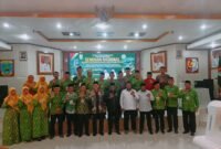 Penyelenggara seminar nasional bertajuk sejarah masuknya Islam di Tanah Papua, Pengurus MUI Papua Barat berfoto bersama Pj. Gubernur Papua Barat Drs. H. Ali Baham Temongmere, M.TP., sekretaris MUI Pusat Dr. H. Amirsyah Tambunan, M.A., Anggota DPR Papua Barat H. Saleh Siknun, SE., Ketua MUI Papua Barat H. Ahmad Nasrau, S.PdI, MM., dan Ketua MUI Papua KH. Syaiful Islam Al Payage