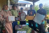Plt. Kepala Dinas Perkebunan Fakfak, Widhi Asmoro Jati bersama Perwakilan PT. RSP, Anang Sudirman memberikan bantuan program Corporate Social Responsibility (CSR) berupa 500 kg pupuk yang didistribusikan kepada pekebun lada, kopi, tebu, serta mendukung pengembangan minyak kayu putih di Distrik Bomberay dan Distrik Tomage.