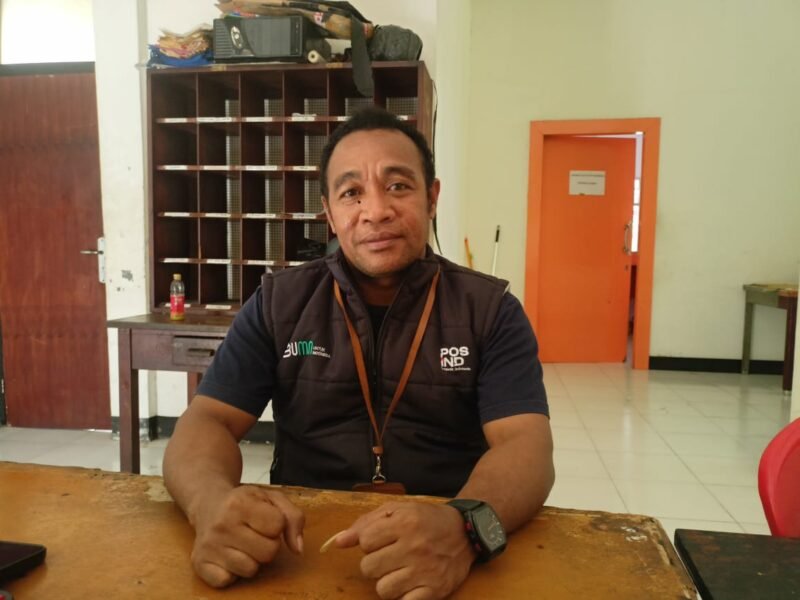 Kepala Cabang Pembantu PT Pos Indonesia Fakfak, Husin Iribaram saat ditemui wartawan.
