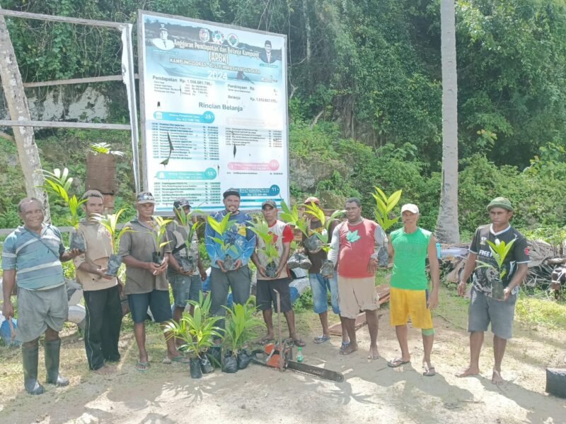 Warga kampung Goras menerapkan konsep Satu Rumah Dua Pohon Pinang agar nantinya dapat dimanfaatkan secara ekonomis.