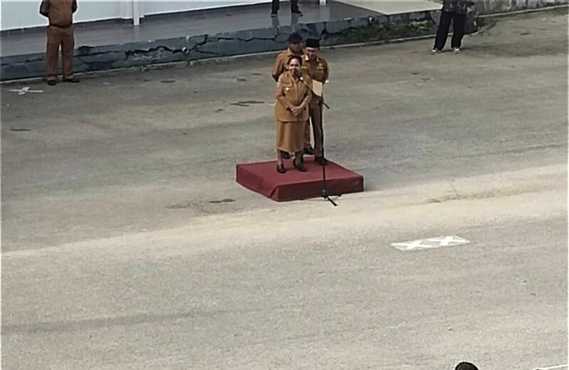 Wakil Bupati Fakfak, Yohana Dina Hindom, memberikan sambutan apel pagi terakhirnya di hadapan seluruh ASN pemerintahan Daerah kabupaten Fakfak sebelum mengakhiri masa jabatannya.