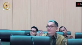 Anggota Komisi VII dari Fraksi PDIP, Putra Nababan, secara tegas menyoroti isu PHK massal yang diduga berdampak pada sekitar 1.000 pekerja media, termasuk kontributor, penyiar lepas, tenaga kebersihan, satpam, hingga tenaga teknis lainnya.
