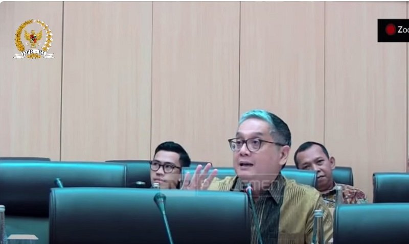 Anggota Komisi VII dari Fraksi PDIP, Putra Nababan, secara tegas menyoroti isu PHK massal yang diduga berdampak pada sekitar 1.000 pekerja media, termasuk kontributor, penyiar lepas, tenaga kebersihan, satpam, hingga tenaga teknis lainnya.