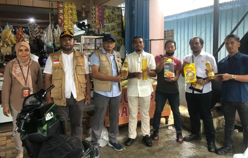 Inspeksi yang dilakukan oleh Kasat Reskrim Polres Fakfak, AKP Arif Usman Rumra, dan Kepala Bidang Perdagangan Disperindag Fakfak, Lukito Saksomo Jati, guna memastikan takaran volume dari produk minyakita.
