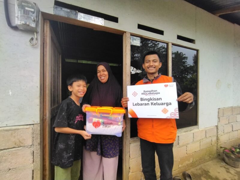 Relawan Rumah Zakat Payakumbuh mendistribusikan Bingkisan Lebaran Keluarga bagi lansia dan dhuafa.