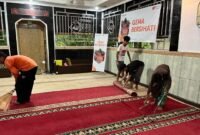 Gerakan Gema Bersih Hati yang diinisiasi oleh Rumah Zakat kembali menyisir wilayah Denpasar. Relawan Rumah Zakat Denpasar bersama remaja setempat melakukan bersih-bersih musholla Al Hanif, Denpasar Utara, Bali.
