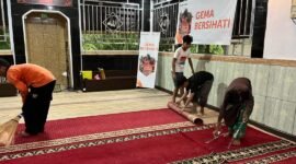 Gerakan Gema Bersih Hati yang diinisiasi oleh Rumah Zakat kembali menyisir wilayah Denpasar. Relawan Rumah Zakat Denpasar bersama remaja setempat melakukan bersih-bersih musholla Al Hanif, Denpasar Utara, Bali.