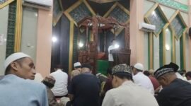 Haedar, S.Ag saat memberikan tausiyah Ramadhan Malam ke-14 Ramadhan, Kamis 13 Maret 2025, Masjid Al-Munawwarah Fakfak.