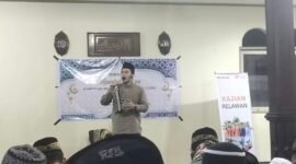 Ustadz Muhammad Misbahhus Salam menyampaikan materi kajian Nuzulul Qur'an yang diselenggarakan berkat kolaborasi Relawan Rumah Zakat Fakfak dan DKM Masjid Jabal Nur.