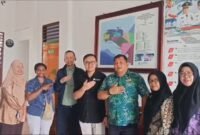 Deputi Kepala Perwakilan BI Papua Barat, Roni Cahyadi ditemani Plt. Kepala Dinas Perkebunan Kabupaten Fakfak, Widhi Asmoro Jati, ST., MT., dalam kunjungan kerja ke koperasi binaan Dinas Perkebunan Fakfak Koperasi Myristica Fakfak.