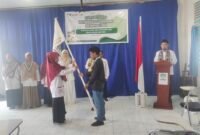 Penyerahan bendera Pataka KAMMI dari Ketua KAMMI Komisariat Fakfak periode 2024-2025 Muhammad Rumbaru kepada KAMMI Komisariat Fakfak periode 2025-2026 Aslamia Pattielon sebagai simbol penyerahan jabatan kepada pengurus baru.