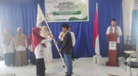 Penyerahan bendera Pataka KAMMI dari Ketua KAMMI Komisariat Fakfak periode 2024-2025 Muhammad Rumbaru kepada  KAMMI Komisariat Fakfak periode 2025-2026 Aslamia Pattielon sebagai simbol penyerahan jabatan kepada pengurus baru.
