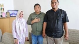 Pelaksana Tugas (Plt) Kepala Dinas Perkebunan Fakfak, Widhi Asmoro Jati, ST., MT, bersama kepala PT. Bank Papua cabang Fakfak, Dedy Iskandar, dan Kepala Departemen Pemasar Kredit Siti Ulfa Hegemur mengadakan pertemuan guna membahas agenda Launching Retribusi Pala sebagai langkah konkret untuk menjawab tantangan peningkatan PAD Kabupaten Fakfak