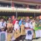 Bupati Fakfak Samaun Dahlan bersama unsur pimpinan daerah dan beberapa siswa berfoto bersama saat launching program biaya pendidikan dan seragam sekolah gratis.