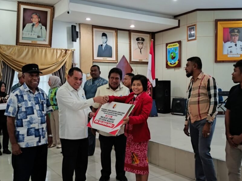 Bupati Kabupaten Fakfak Samaun Dahlan, S.Sos. MAP., saat memberikan bantuan Hibah tahun 2025 bagi organisasi masyarakat dan keagamaan.