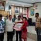 Bupati Kabupaten Fakfak Samaun Dahlan, S.Sos. MAP., saat memberikan bantuan Hibah tahun 2025 bagi organisasi masyarakat dan keagamaan.