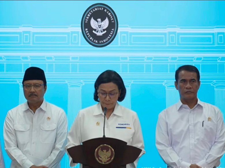 Menteri Keuangan Sri Mulyani dan beberapa menteri lainnya dalam konferensi pers bersama para wartawan setelah melakukan rapat terbatas bersama Presiden Prabowo Subianto.