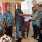 Wakil Ketua II MPIG-PTF, Syafi Yarkuran menyerahkan Rencana Kerja Prioritas serta Proposal Permohonan Bantuan Dana kepada Wakil Ketua Badan Anggaran DPR Papua Barat, Hendrik Clifford Ndardarmana.