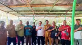 Bupati Kabupaten Fakfak Samaun didampingi Plt. Kepala Dinas Perkebunan Widhi Asmoro Jati Berfoto Bersama kelompok pekebun dari Kampung Sum dan Kampung Tetar, Distrik Fakfak Tengah saat peluncuran Program Strategis Pala Unggul sebagai bagian dari implementasi visi-misi Fakfak Membara (Membangun Bersama Rakyat).