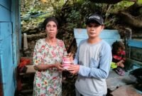 Koordinator Relawan Rumah Zakat Fakfak Ishar Hafid menyerahkan rendang daging sapi Superqurban kepada ibu Johara Baraweri salah satu penerima manfaat dari Donatur Zakat dan Qurban melalui Rumah Zakat.