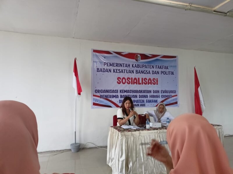 Kepala Bidang Ketahanan Ekososbud, Agama dan Ormas, Lenny J. Thie, S.STP, menegaskan pentingnya pelaporan dan pertanggungjawaban organisasi kemasyarakatan (Ormas) dalam kegiatan sosialisasi dan evaluasi bantuan hibah ormas, yang berlangsung di Aula Hotel Fakfak, Rabu (30/7/2025).