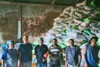 Kepala Bidang Pengolahan dan Pemasaran Perkebunan, Abdul Jalil Karoror, SP, MM., bersama tim pengawasan yang terdiri dari George Waruma, S.ST dan Ali Muin Hobrouw, A.Md. melakukan pengecekan menyeluruh terhadap kondisi fisik produk, kadar air, serta kelengkapan dokumen pengiriman terhadap pelaku usaha grosir pala yang terlibat dalam perdagangan antar pulau.