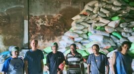 Kepala Bidang Pengolahan dan Pemasaran Perkebunan, Abdul Jalil Karoror, SP, MM., bersama tim pengawasan yang terdiri dari George Waruma, S.ST dan Ali Muin Hobrouw, A.Md. melakukan pengecekan menyeluruh terhadap kondisi fisik produk, kadar air, serta kelengkapan dokumen pengiriman terhadap pelaku usaha grosir pala yang terlibat dalam perdagangan antar pulau.