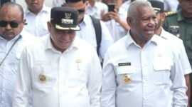 Tampak Gubernur Papua Barat Drs. Dominggus Mandacan, M.Si dan Bupati Fakfak Samaun Dahlan, S.Sos., M.AP berjalan bersama untuk menghadiri kegiatan Silaturahmi Masyarakat Fakfak bersama umat Islam di Kabupaten Fakfak. 