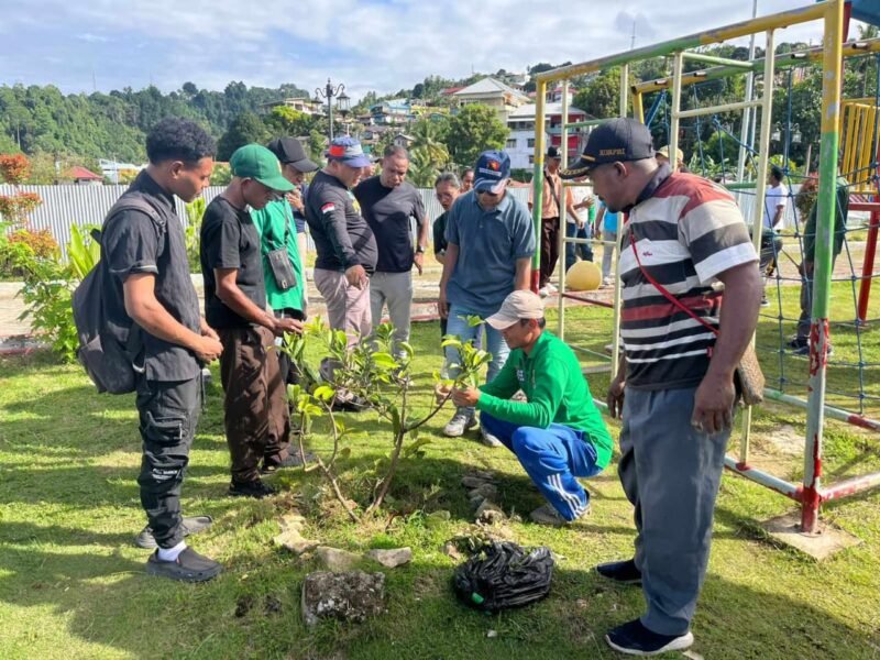 Foto. Plt. Kepala Dinas Perkebunan Fakfak Widhi Asmoro Jati, ST., MT bersama staf baik dari Dinas Perkebunan Fakfak itu sendiri dan Staf RRI Fakfak menanam sejumlah pohon disekitaran kawasan hijau RTH Ma'ruf Amin.
