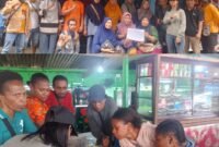 Foto. Beberapa Mahasiswa dari berbagai organisasi yang tergabung dalam organisasi kepemudaan kelompok Cipayung kabupaten Fakfak melakukan pendataan pedagang korban kebakaran di 2019 yang belum mendapat lokasi di plaza tambaruni.