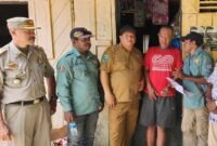 Foto. Plt. Kepala Dinas Perkebunan Widhi Asmoro Jati, ST., MT bersama staf dan Satpol PP melaksanakan sidak pada pengusaha pala dalam rangka menertibkan pedagang pala yang menjual pala muda.