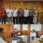 Foto. Bupati Kabupaten Fakfak Samaun dan Wakil Bupati Kabupaten Fakfak Donatus Nimbitkendik melakukan pertemuan resmi dengan jajaran Kementerian Lingkungan Hidup dan Kehutanan (KLHK) RI di Gedung Manggala Wanabakti.