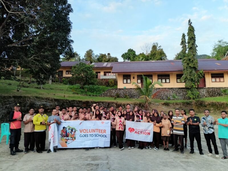 Foto. Kegiatan Volunteer goes to school yang dilaksanakan Relawan Rumah Zakat Fakfak di SMA negeri 2 Fakfak diikuti Pramuka dan Pembina Pramuka bersama guru. Turut hadir kepala sekolah SMA negeri 2 Fakfak Erwanto Patiran.