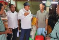 Foto. Kepala Dinas Perkebunan Kabupaten Fakfak Widhi Asmoro Jati, ST. MT., memberikan arahan kepada pengepul pala untuk mematuhi Perda Nomor 6 Tahun 2016.