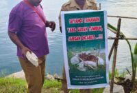 Foto. Pemasangan Himbauan masyarakat Fakfak untuk tidak mencabut atau memindahkan tanaman pelestarian yang telah ditanam di kawasan reklamasi Thumburuni.